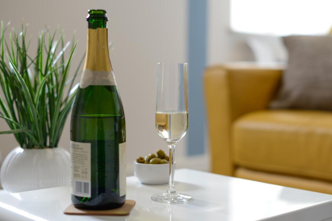 One - King Bed - Free Private Parking - By Ocean Retreats Apartment Plymouth