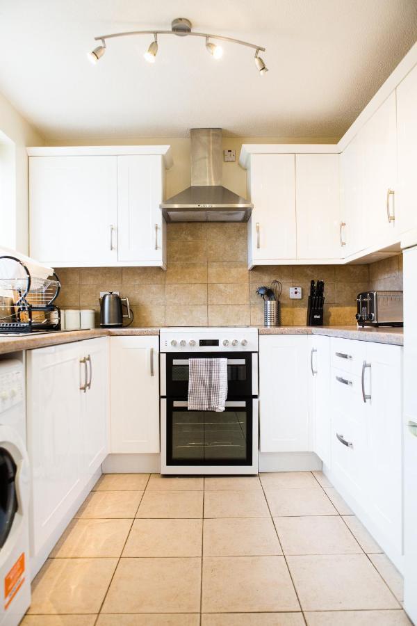 Entire 2 Bedroom House Near Derriford With Parking Holiday home *