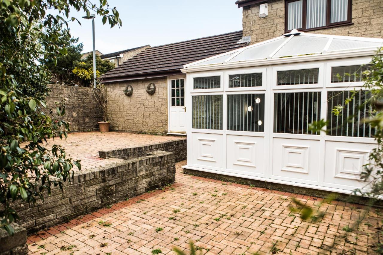 Entire 2 Bedroom House Near Derriford With Parking Holiday home *