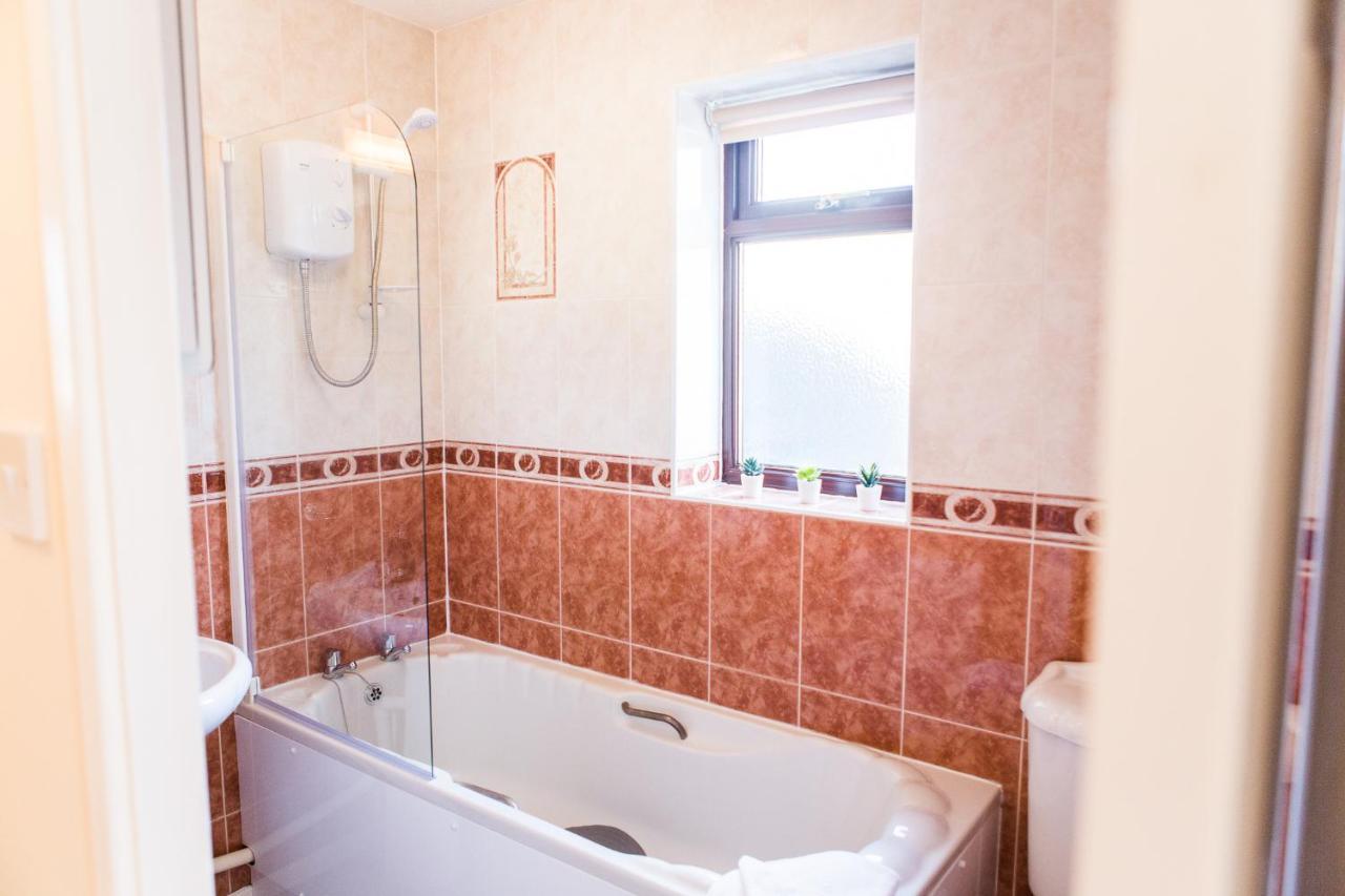 Entire 2 Bedroom House Near Derriford With Parking Holiday home *