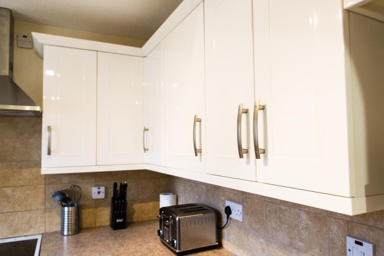 Entire 2 Bedroom House Near Derriford With Parking Holiday home