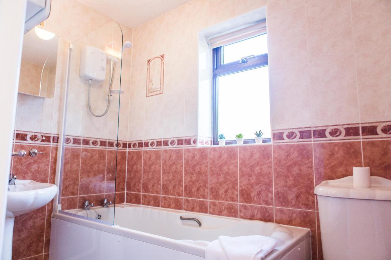 Holiday home Entire 2 Bedroom House Near Derriford With Parking *