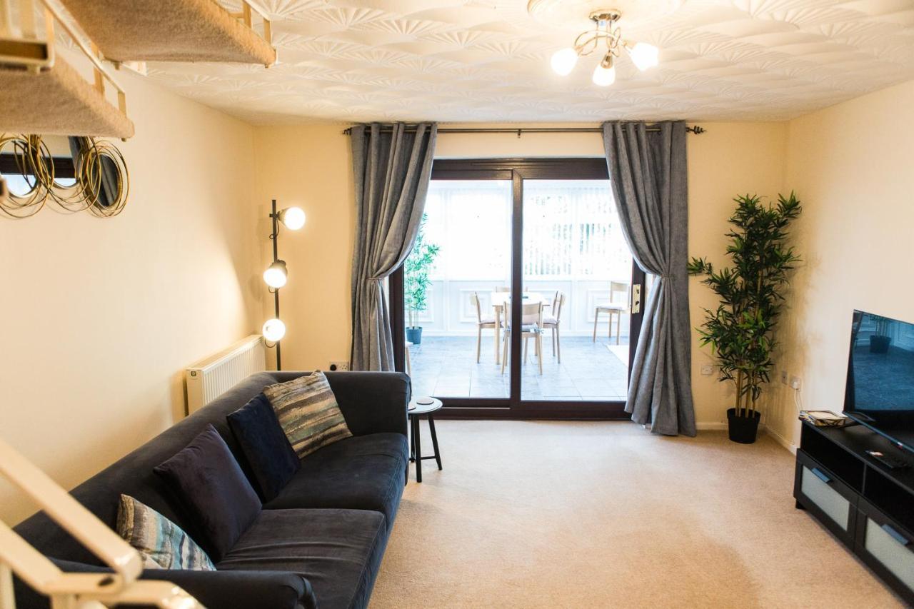 Entire 2 Bedroom House Near Derriford With Parking Holiday home