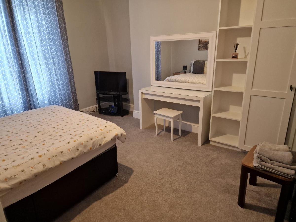 Town Apartment *