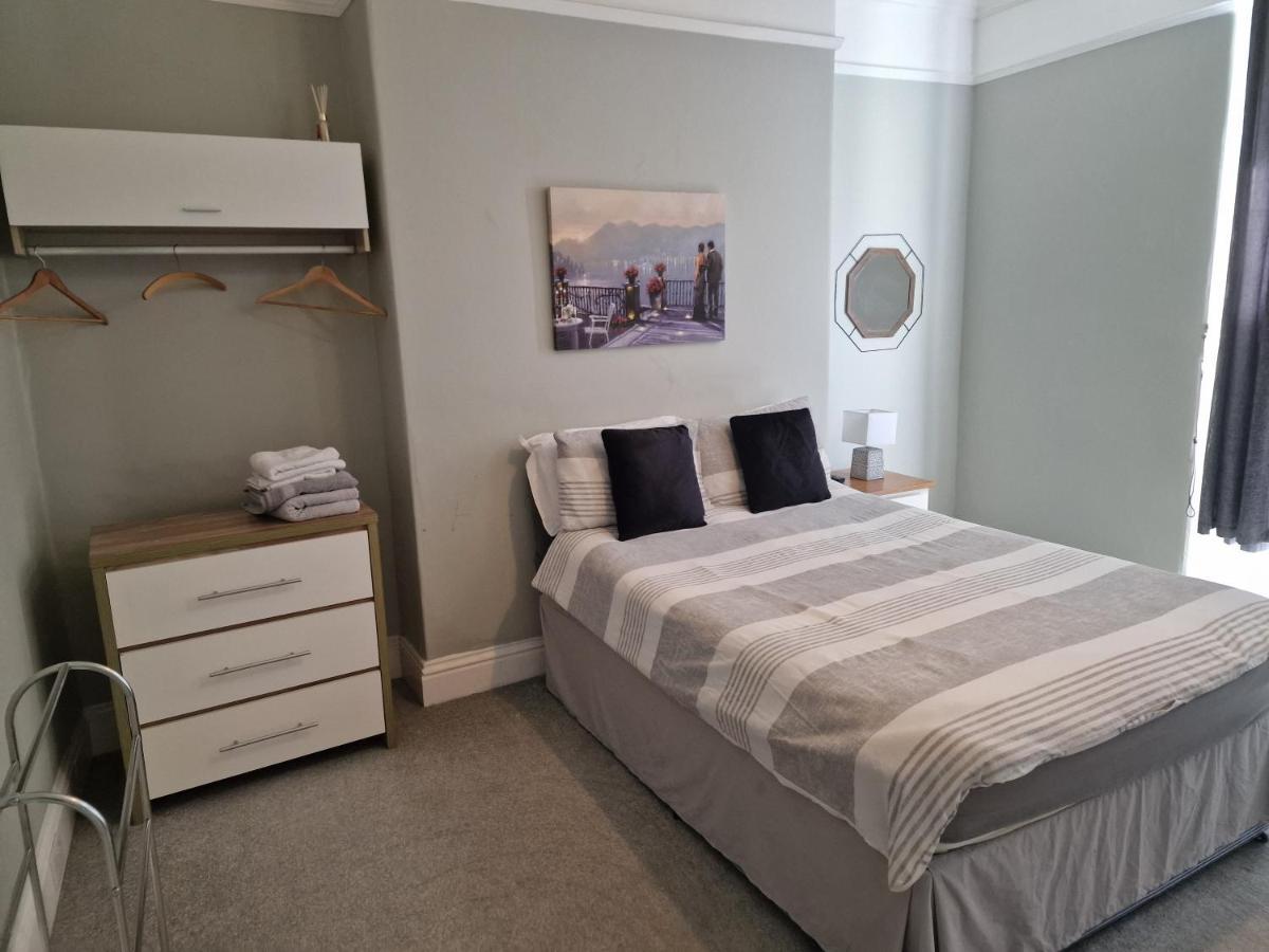 Town Apartment *