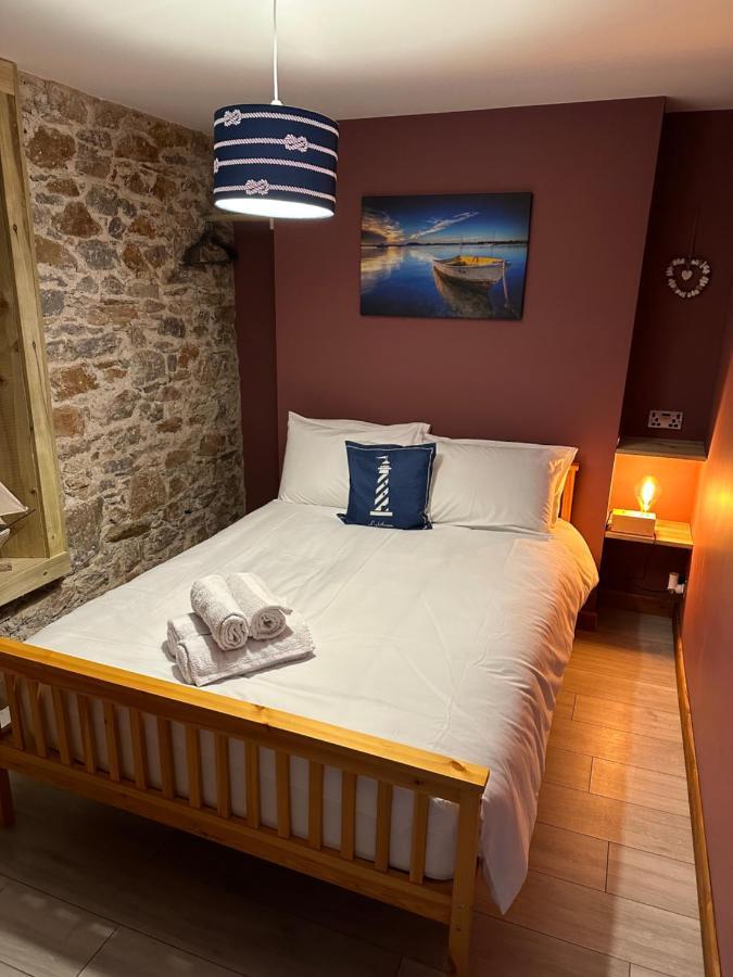 Island Since 1835 Barbican, Free Limited Parking, Dogs Friendly , Perfect For Ferry Terminal Guest house Plymouth