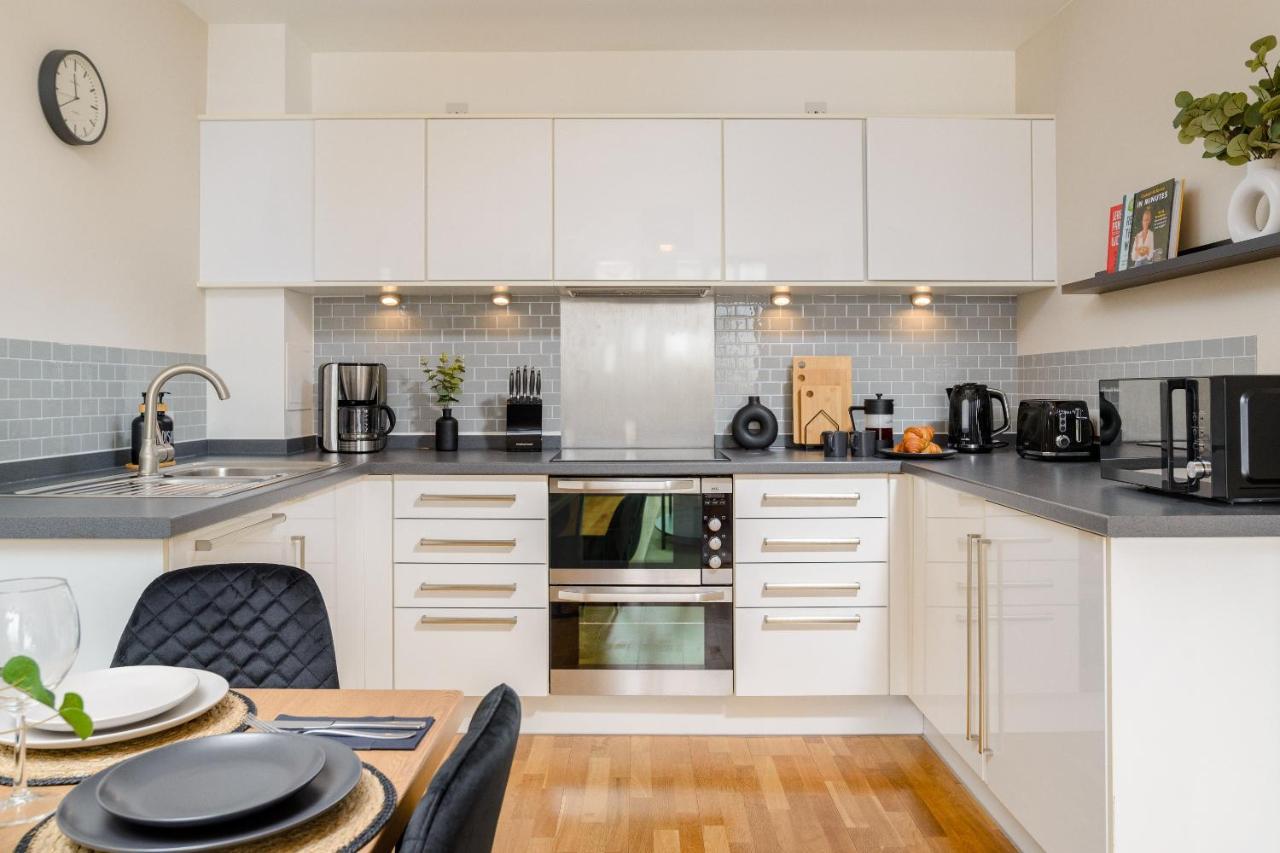 Premium - Allocated Parking - Great Location Apartment *