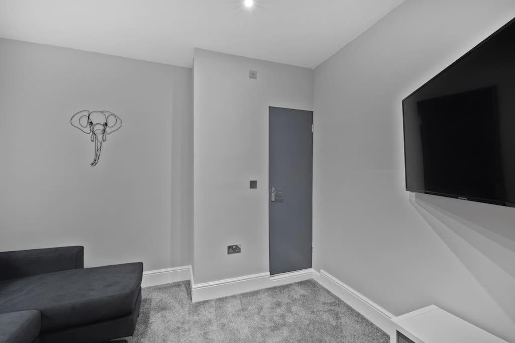 Apartment Brand New Huge 2 Bedroom Ground Floor Flat *