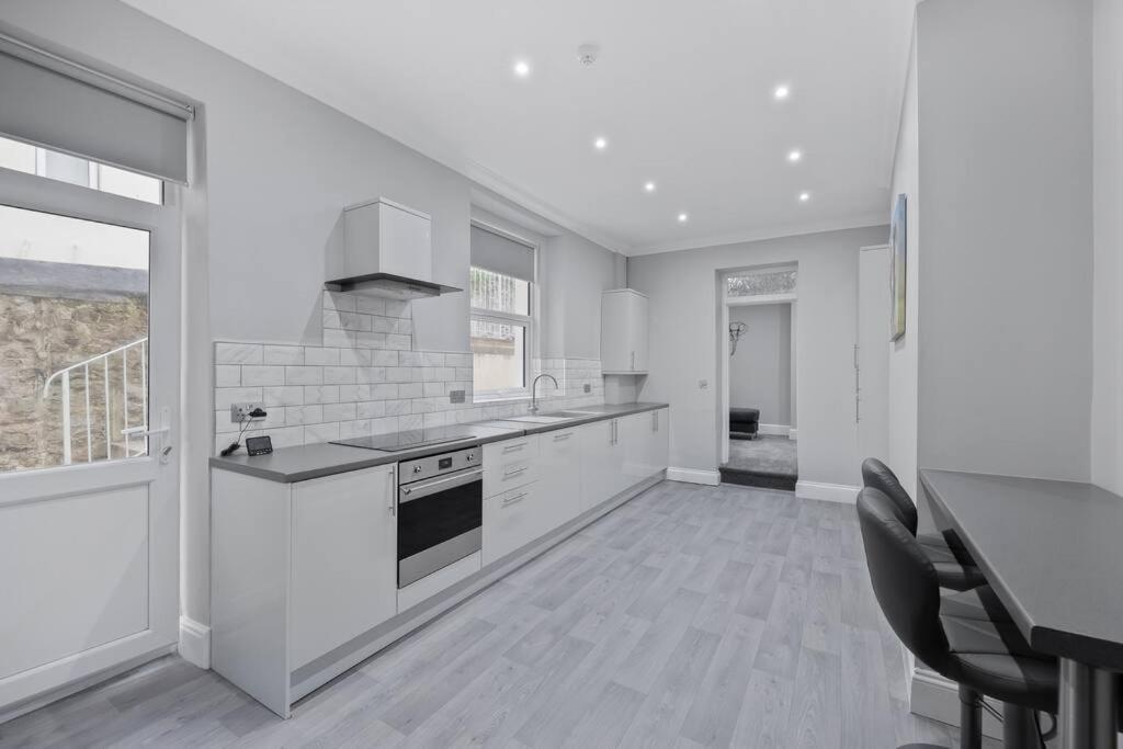 Apartment Brand New Huge 2 Bedroom Ground Floor Flat *