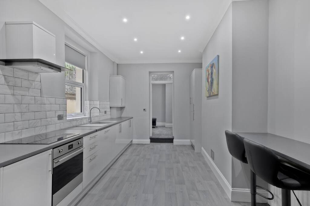 Brand New Huge 2 Bedroom Ground Floor Flat Apartment *