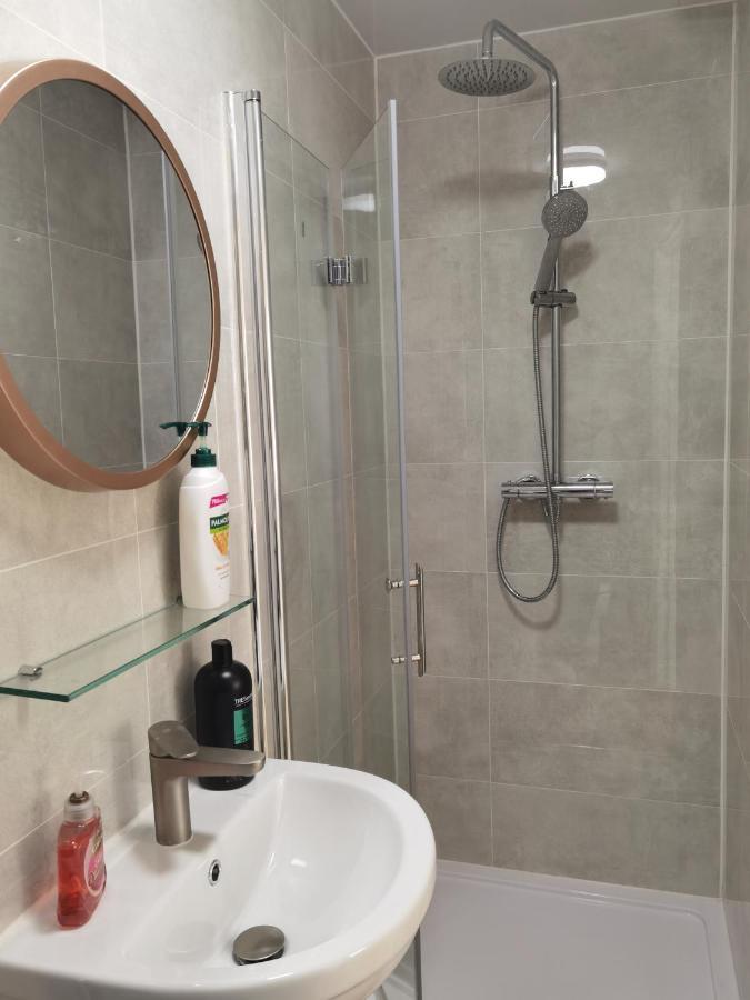 Entire 2 Bedroom In Location, Newly Refurbished *