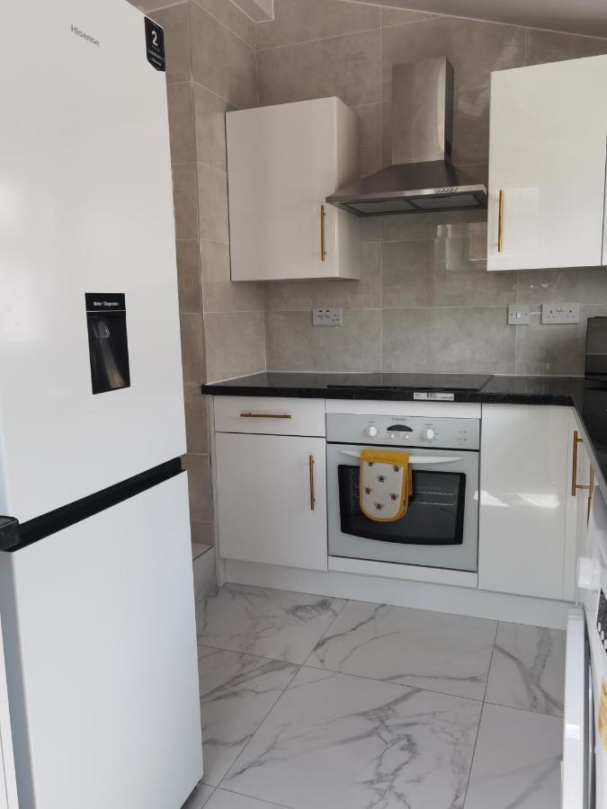 Apartment Entire 2 Bedroom In Location, Newly Refurbished Plymouth