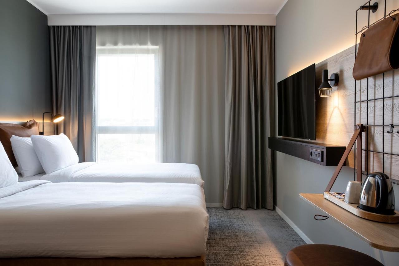 Moxy 3*