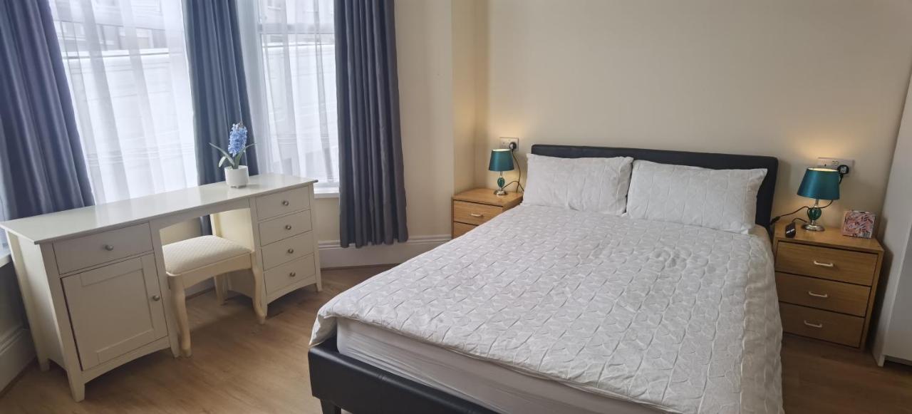 Entire 2 Bedroom In Location, Newly Refurbished Apartment Plymouth