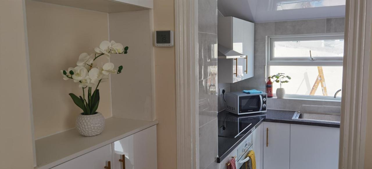 Entire 2 Bedroom In Location, Newly Refurbished Apartment Plymouth