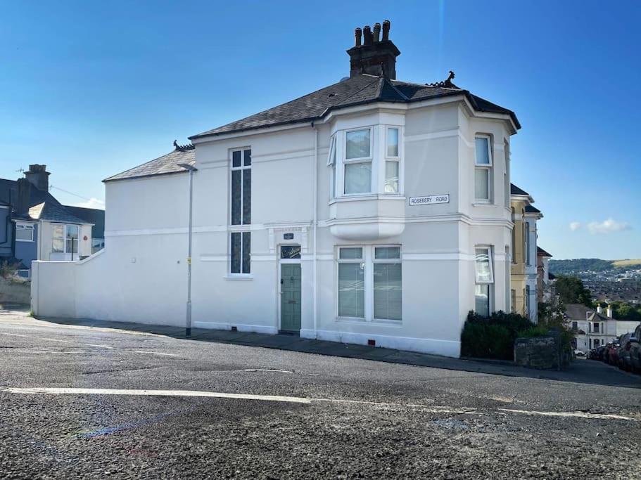 Large Sleeps 6 Location Free Parking Holiday home *
