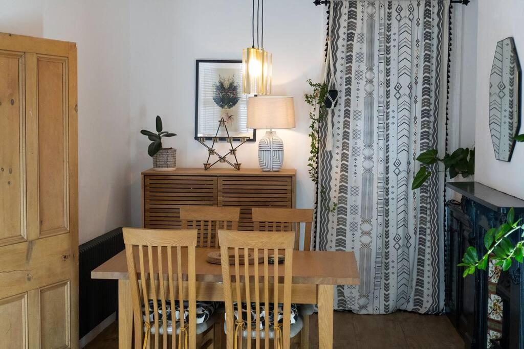 Holiday home Large Sleeps 6 Location Free Parking *