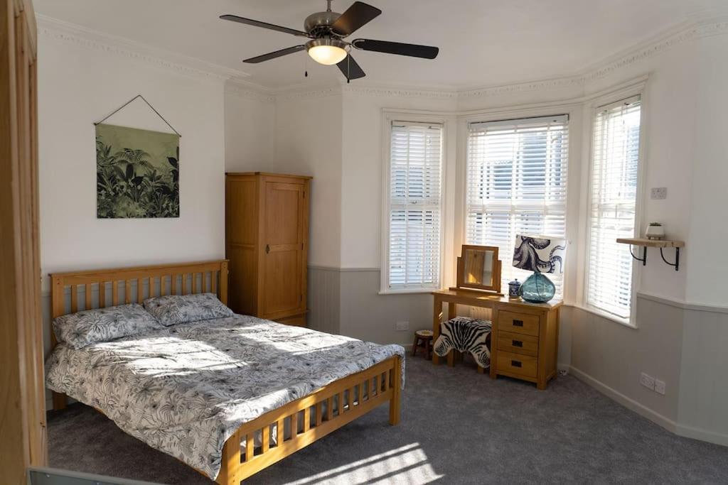 Large Sleeps 6 Location Free Parking