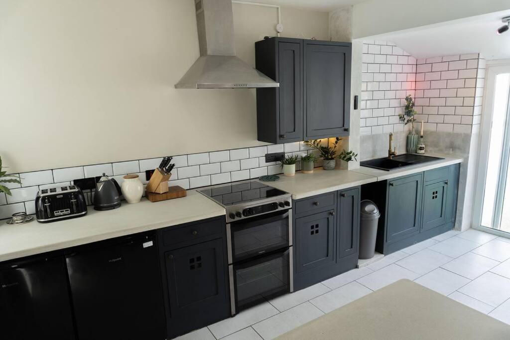 Large Sleeps 6 Location Free Parking Holiday home