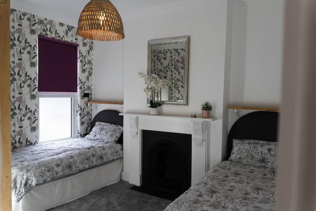 Large Sleeps 6 Location Free Parking