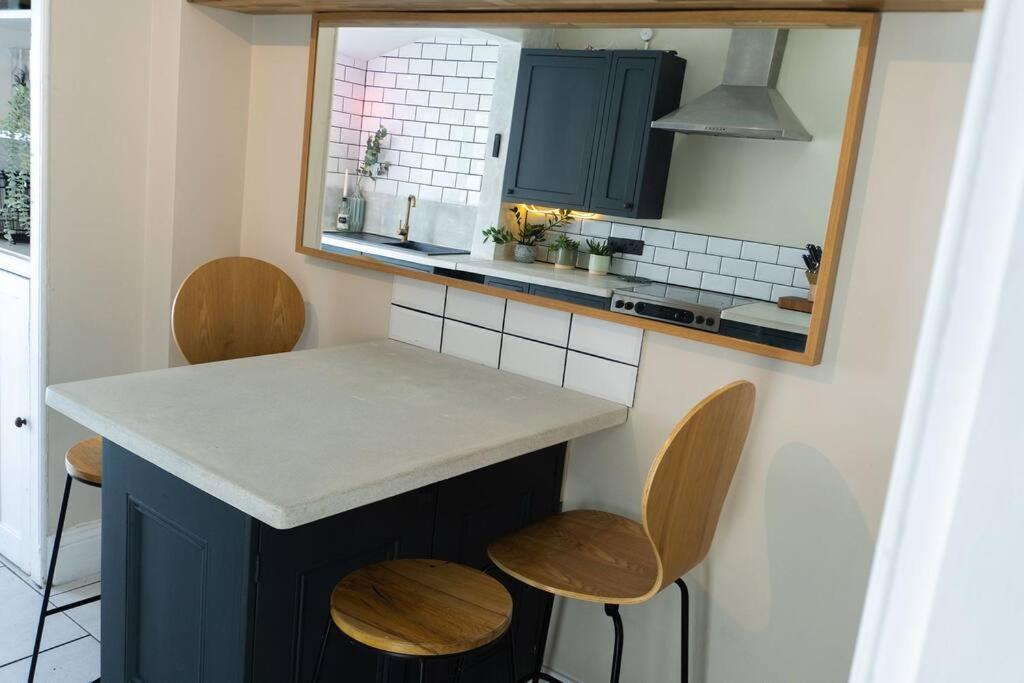 Large Sleeps 6 Location Free Parking Plymouth