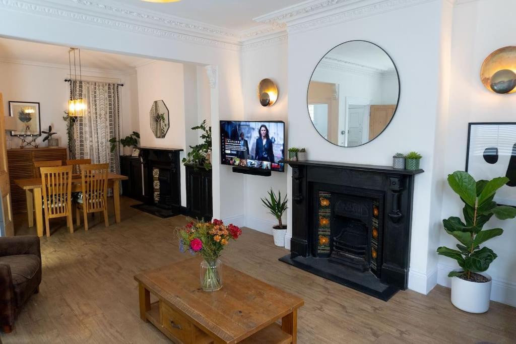 Large Sleeps 6 Location Free Parking *