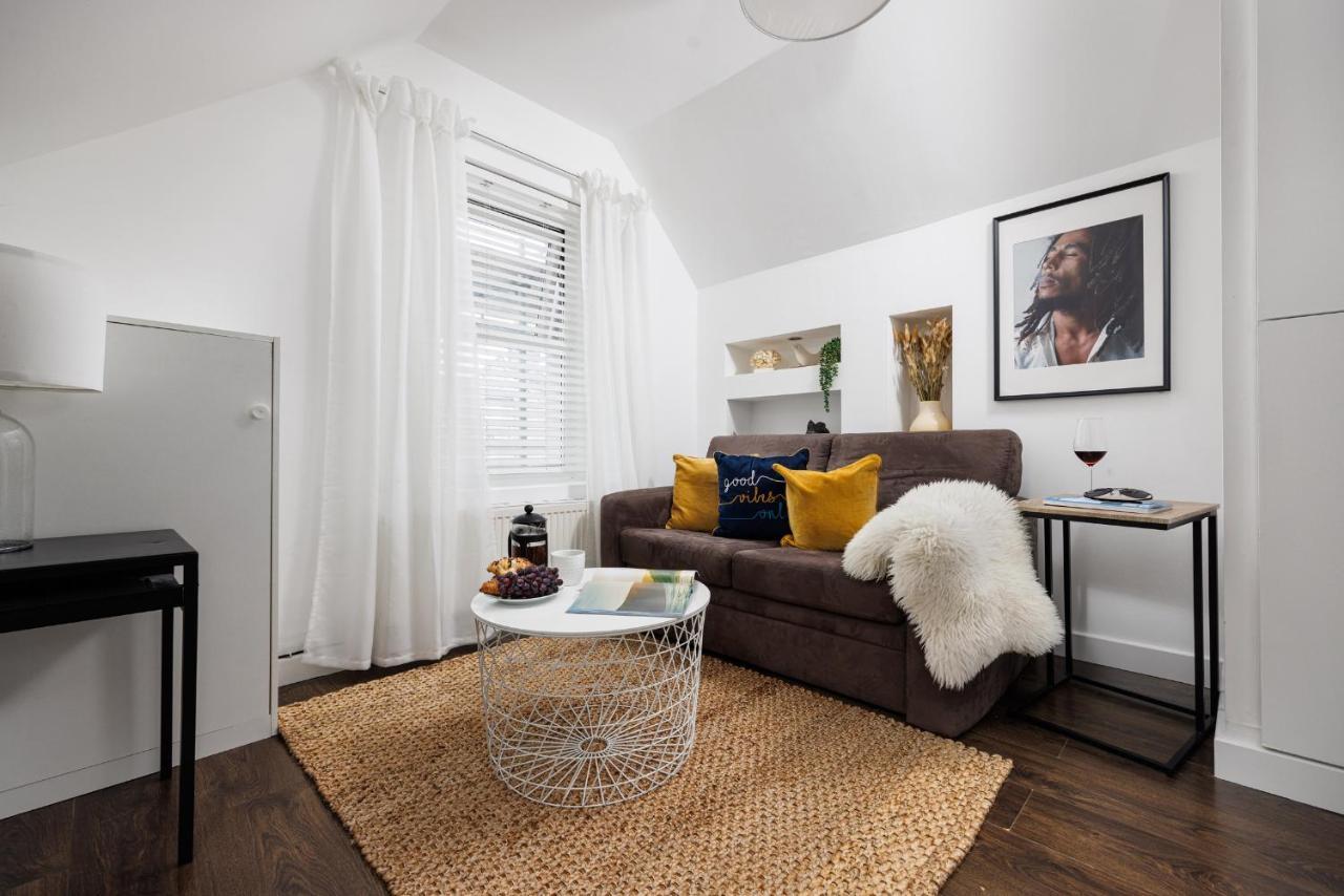 1 Bedroom - Sleeps 5 - Habita Apartment *