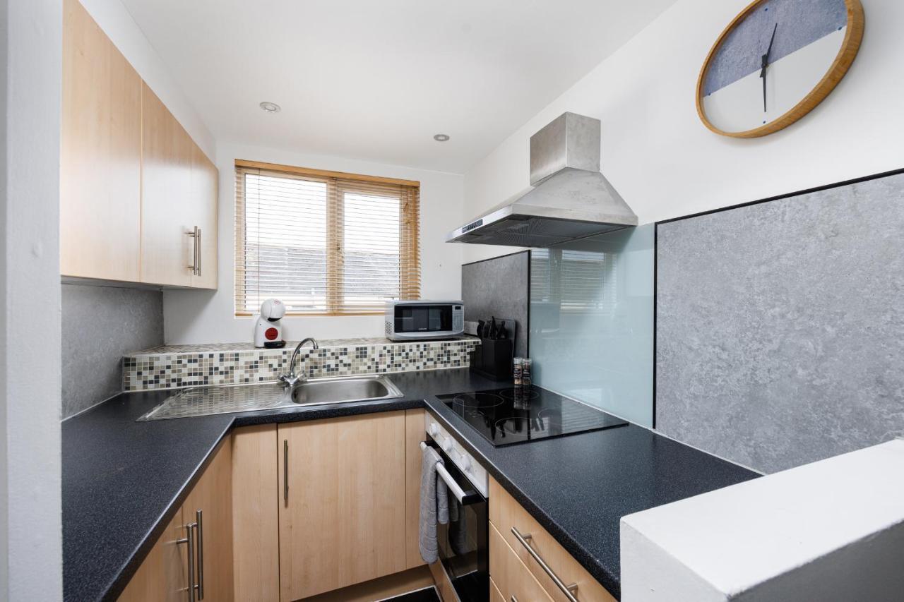 1 Bedroom - Sleeps 5 - Habita Apartment *