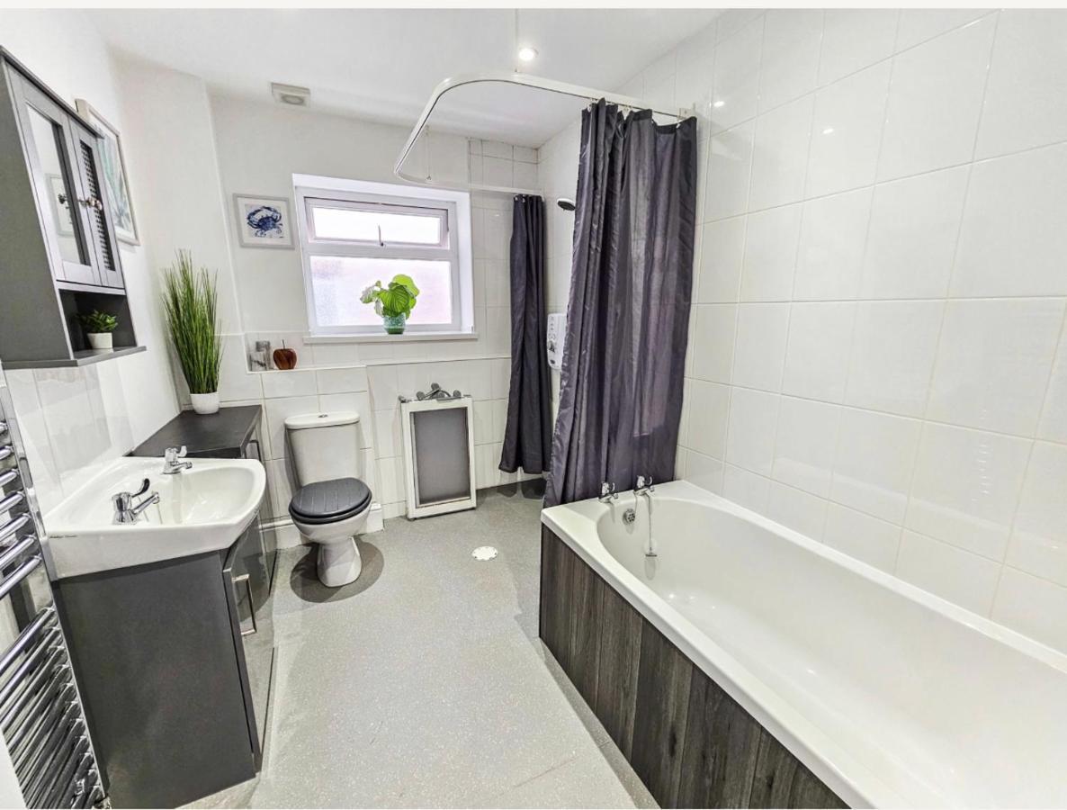 Two Bedroom Detached Modern Close To Argyle Fc * Plymouth