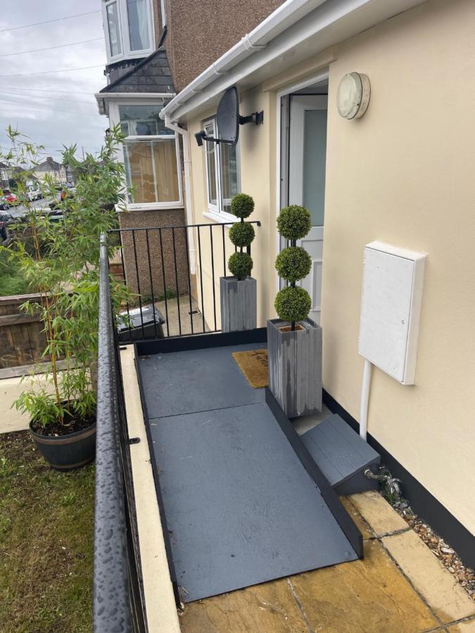 Two Bedroom Detached Modern Close To Argyle Fc * Plymouth