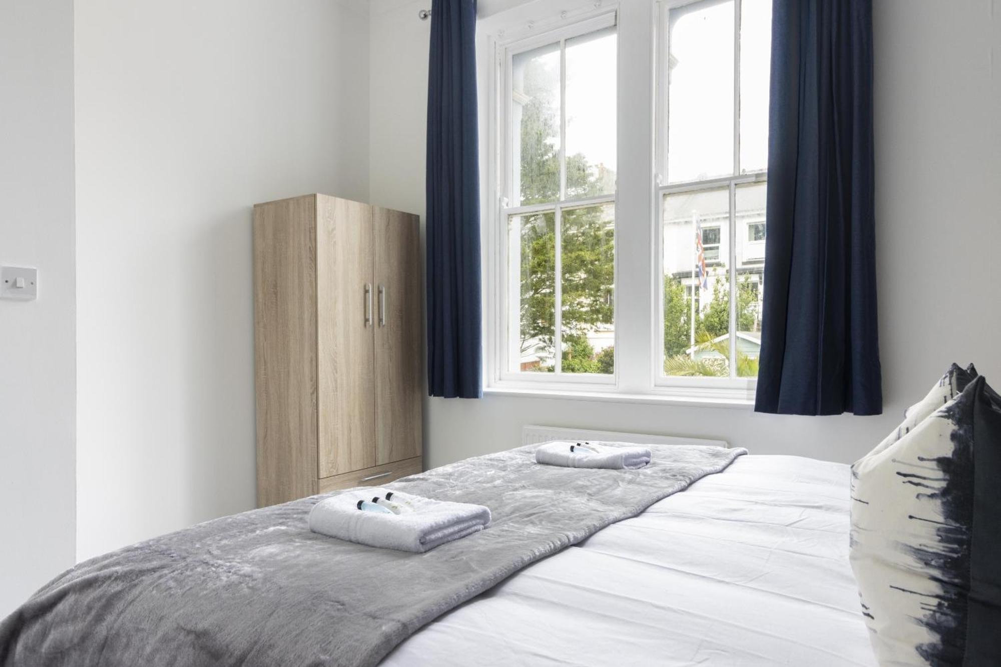 Alexandra - Large 3 Bed Perfect For Contractors, Free Parking, Fast Wifi And Great Value! Apartamento *