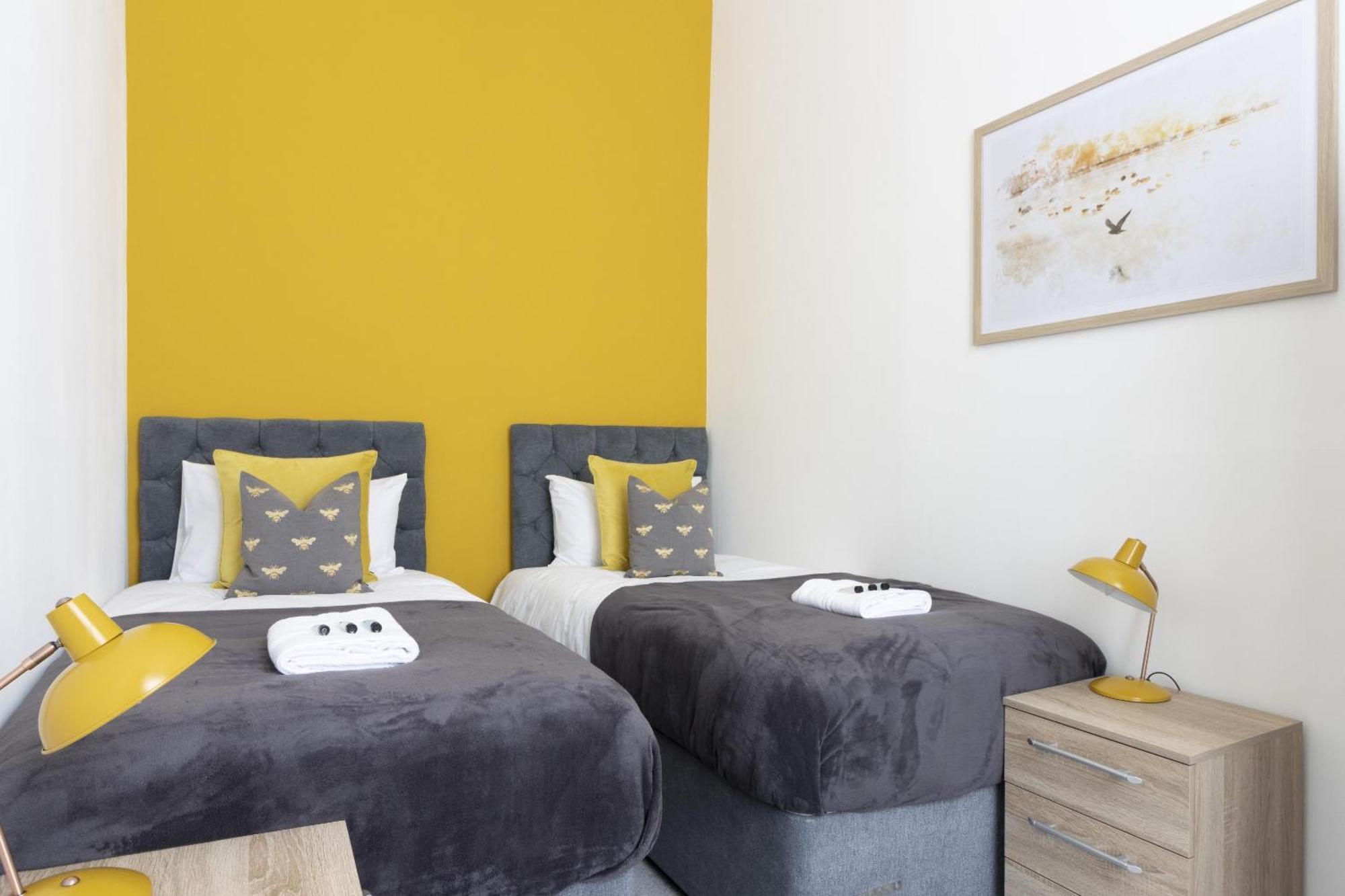 Alexandra - Large 3 Bed Perfect For Contractors, Free Parking, Fast Wifi And Great Value! *
