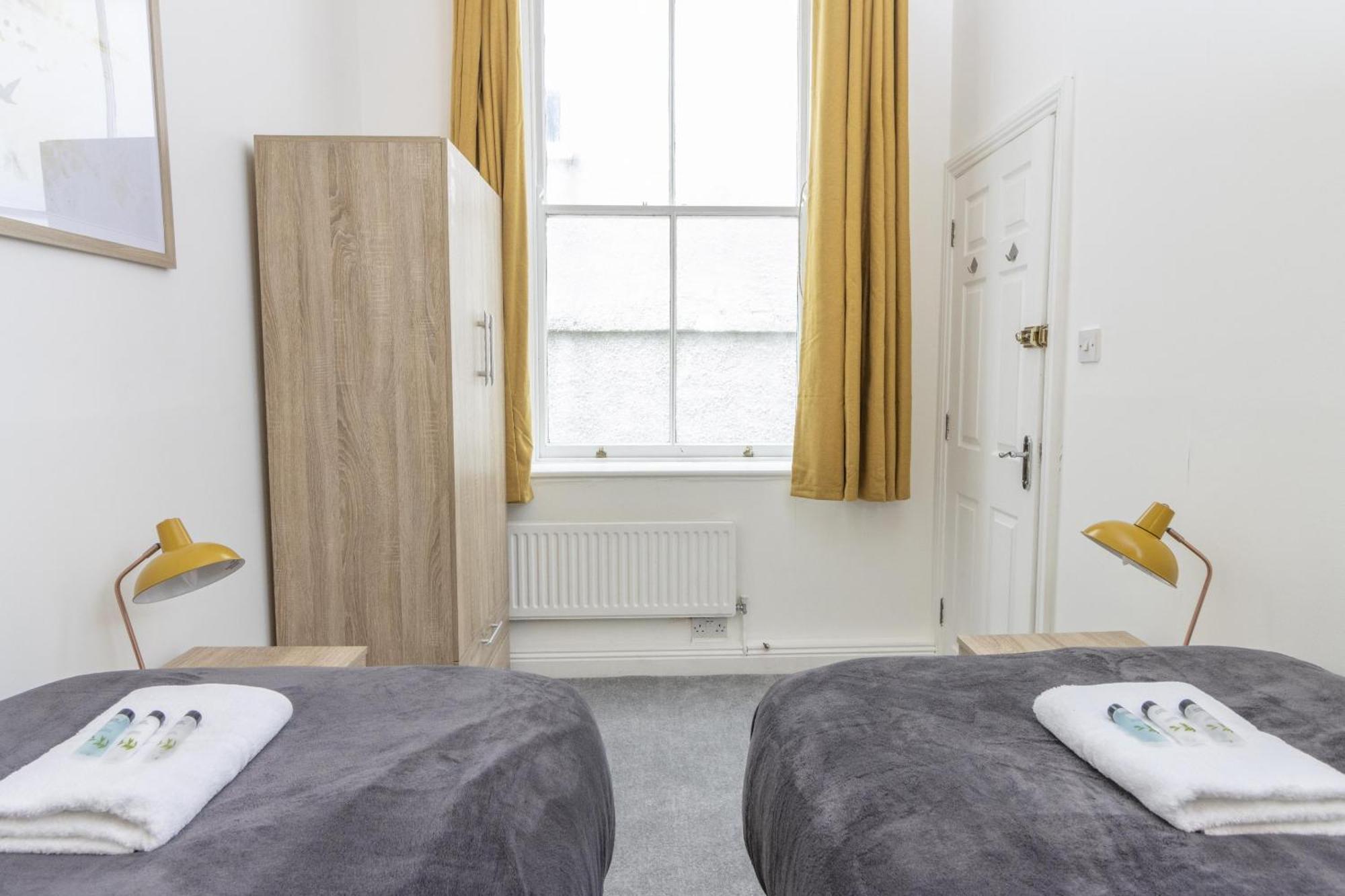 Alexandra - Large 3 Bed Perfect For Contractors, Free Parking, Fast Wifi And Great Value! *