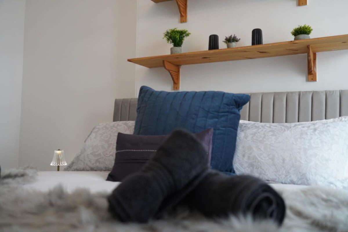 Modern Spacious 6 Bed In With Parking Apartment