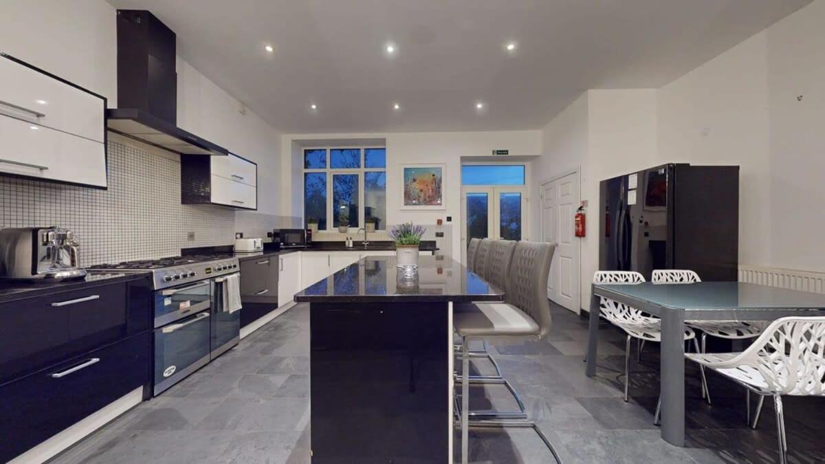Modern Spacious 6 Bed In With Parking Apartment *