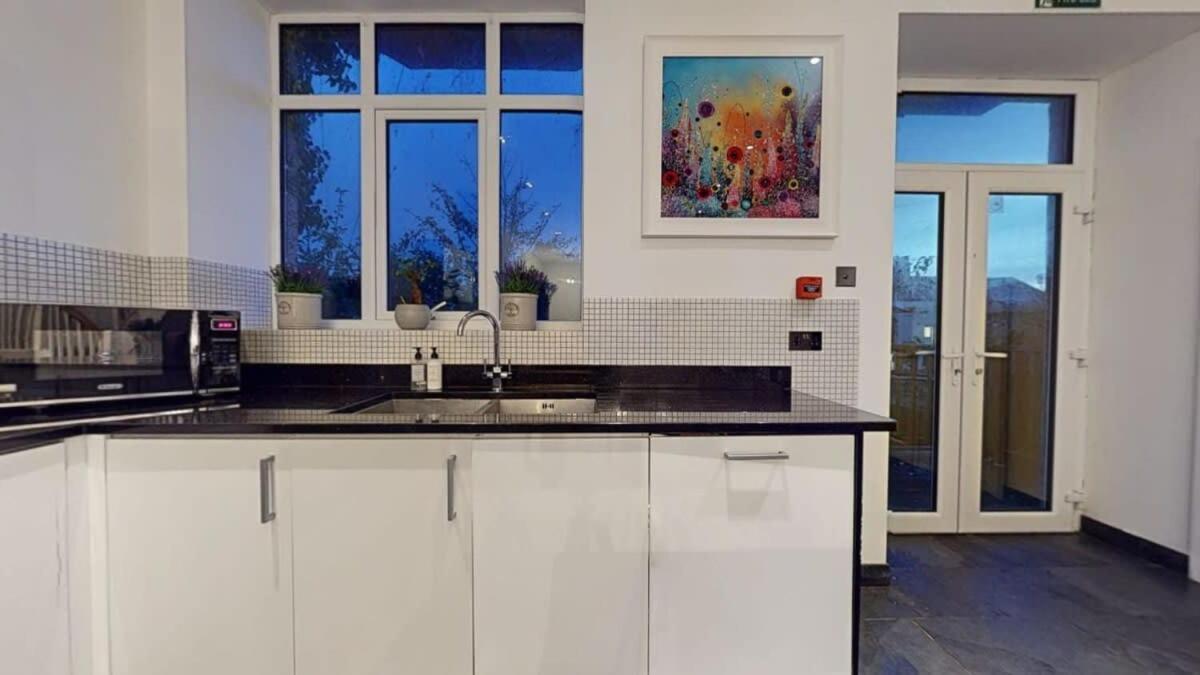 Modern Spacious 6 Bed In With Parking *