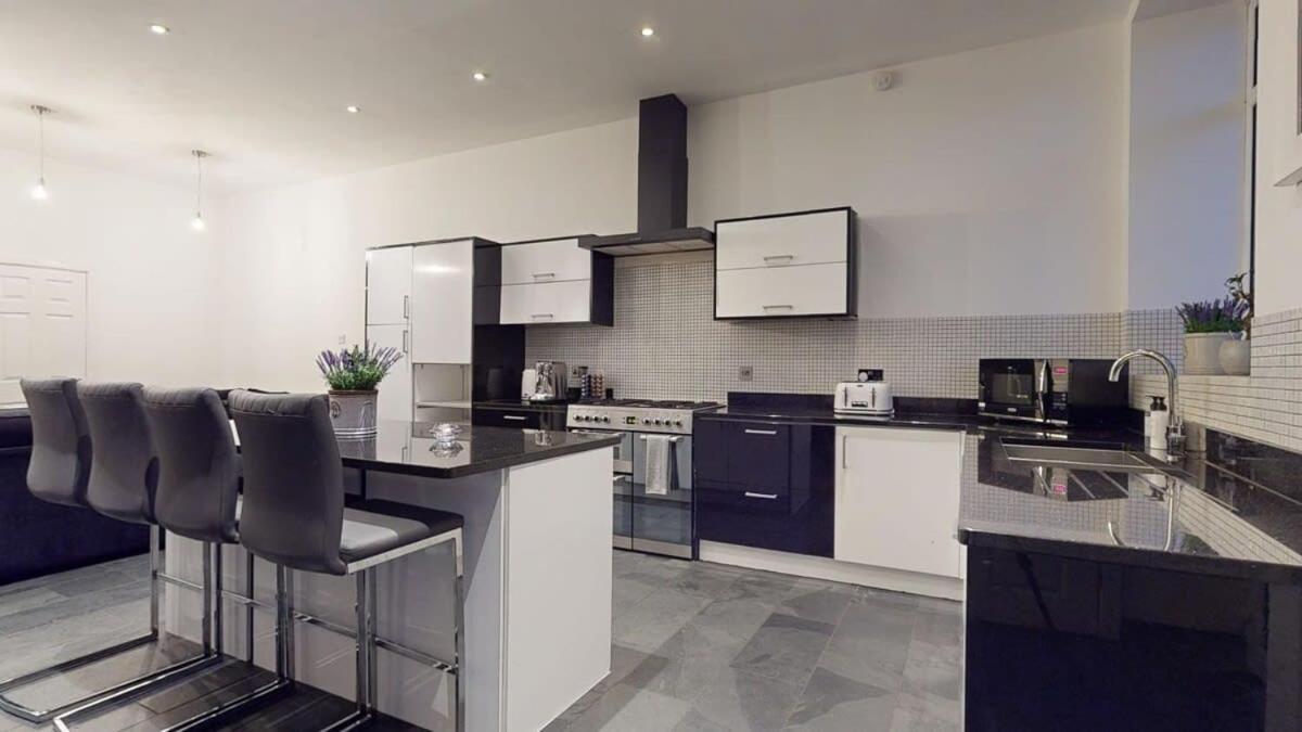 Modern Spacious 6 Bed In With Parking