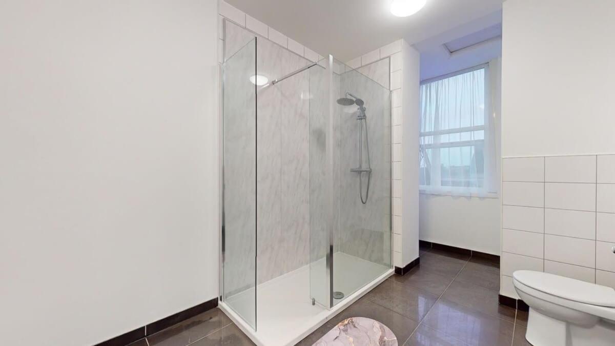 Modern Spacious 6 Bed In With Parking Apartment *