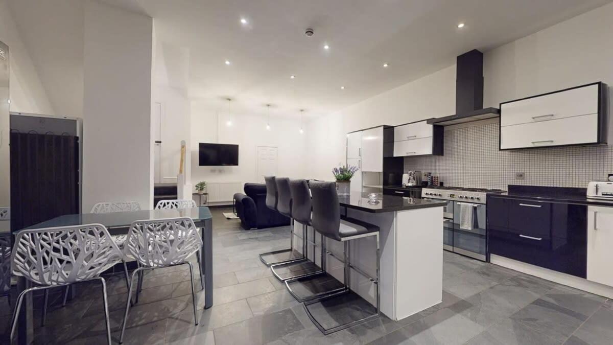 Modern Spacious 6 Bed In With Parking *