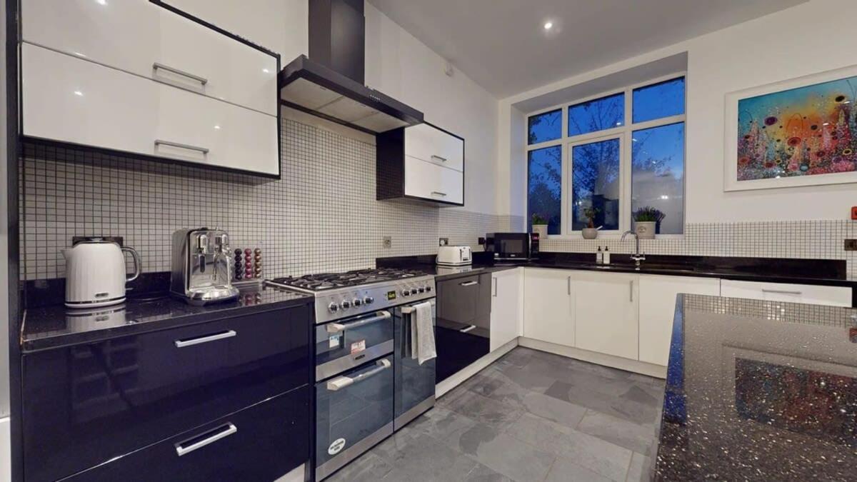Modern Spacious 6 Bed In With Parking
