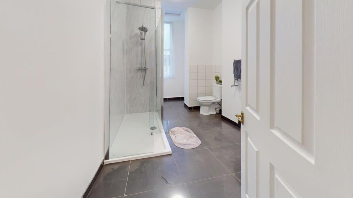 Modern Spacious 6 Bed In With Parking
