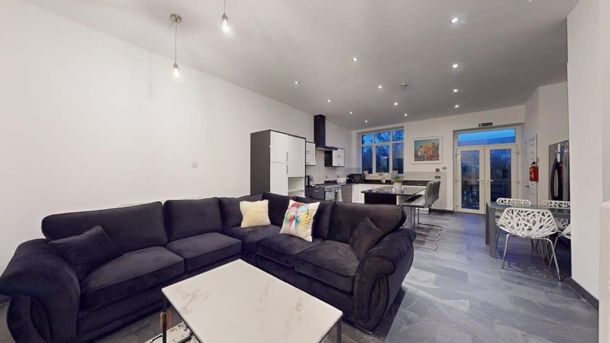 Modern Spacious 6 Bed In With Parking Apartment Plymouth