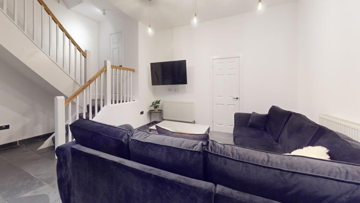 Modern Spacious 6 Bed In With Parking *