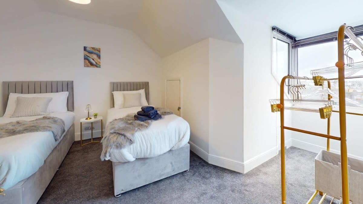 Modern Spacious 6 Bed In With Parking