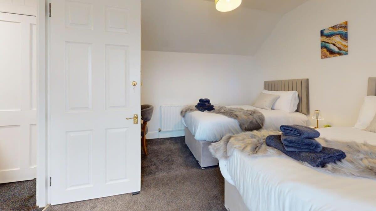 Modern Spacious 6 Bed In With Parking Apartment *