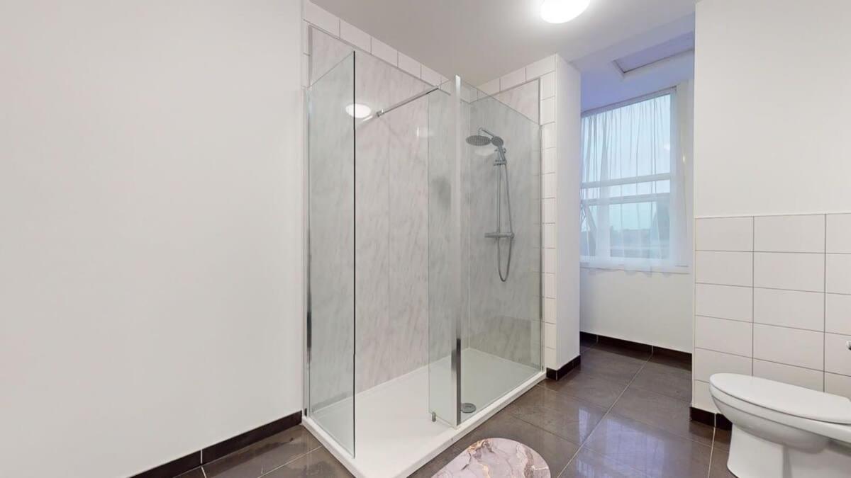Modern Spacious 6 Bed In With Parking Apartment