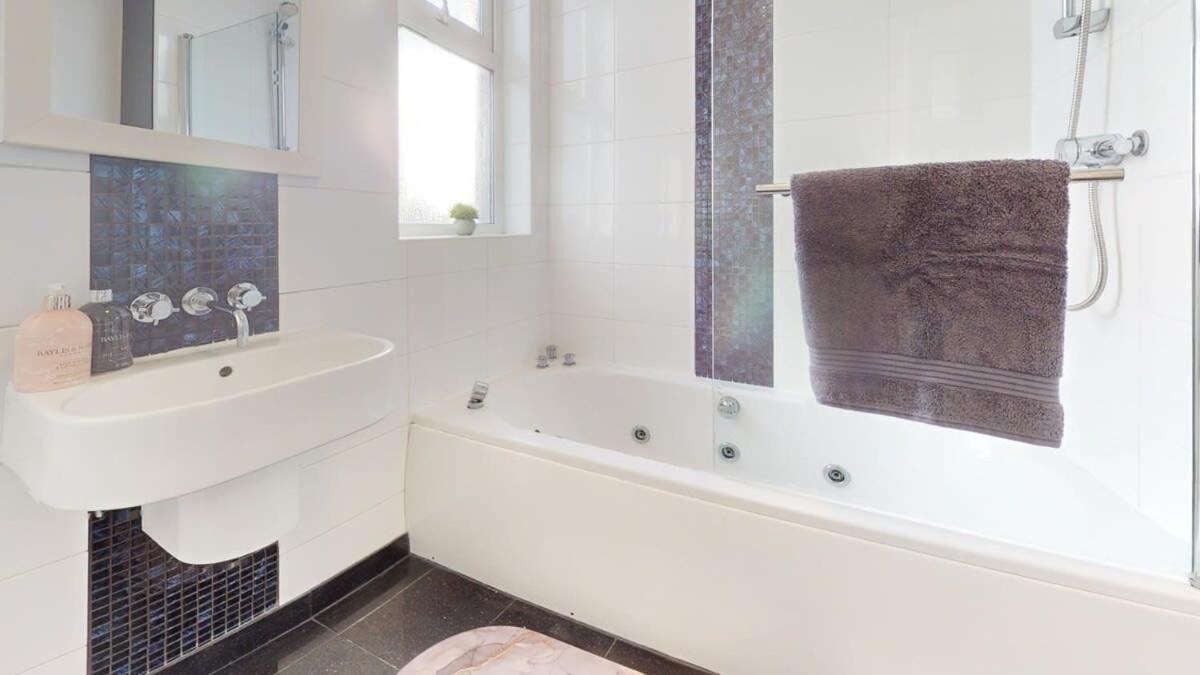 Apartment Modern Spacious 6 Bed In With Parking *