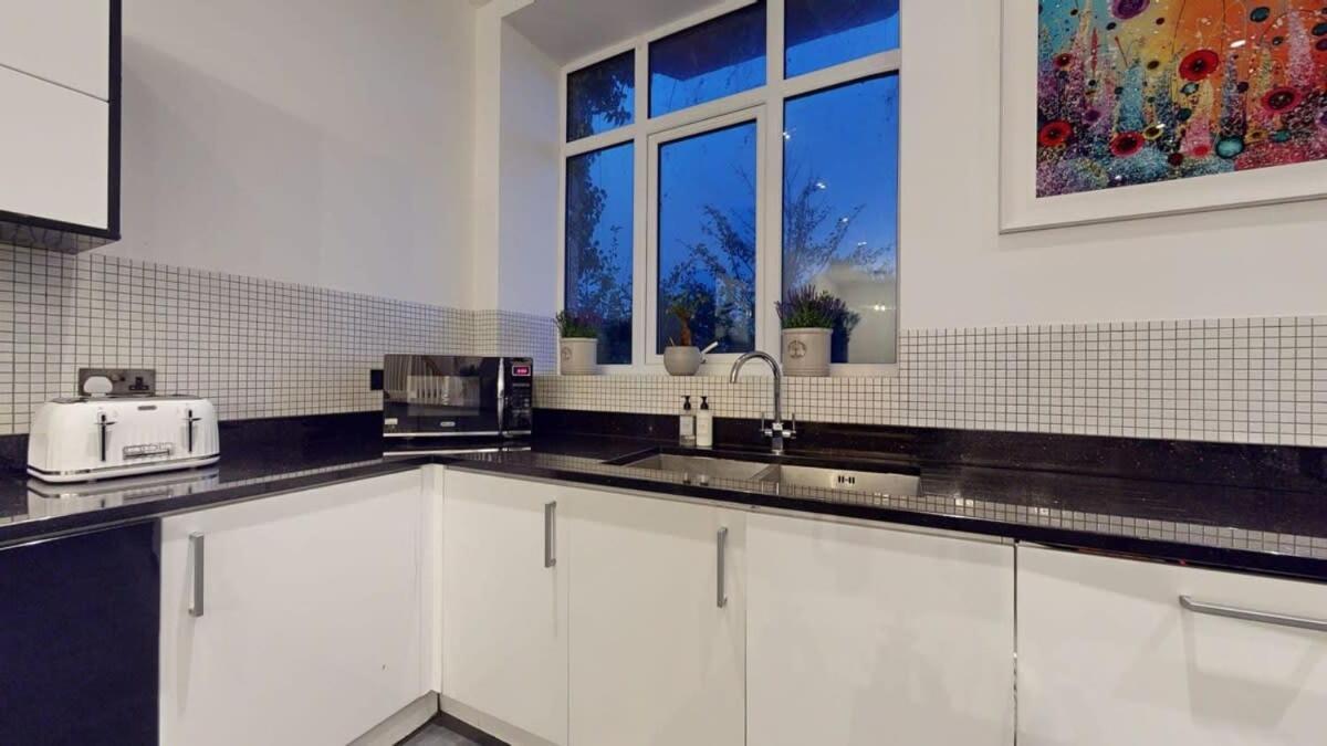 Apartment Modern Spacious 6 Bed In With Parking