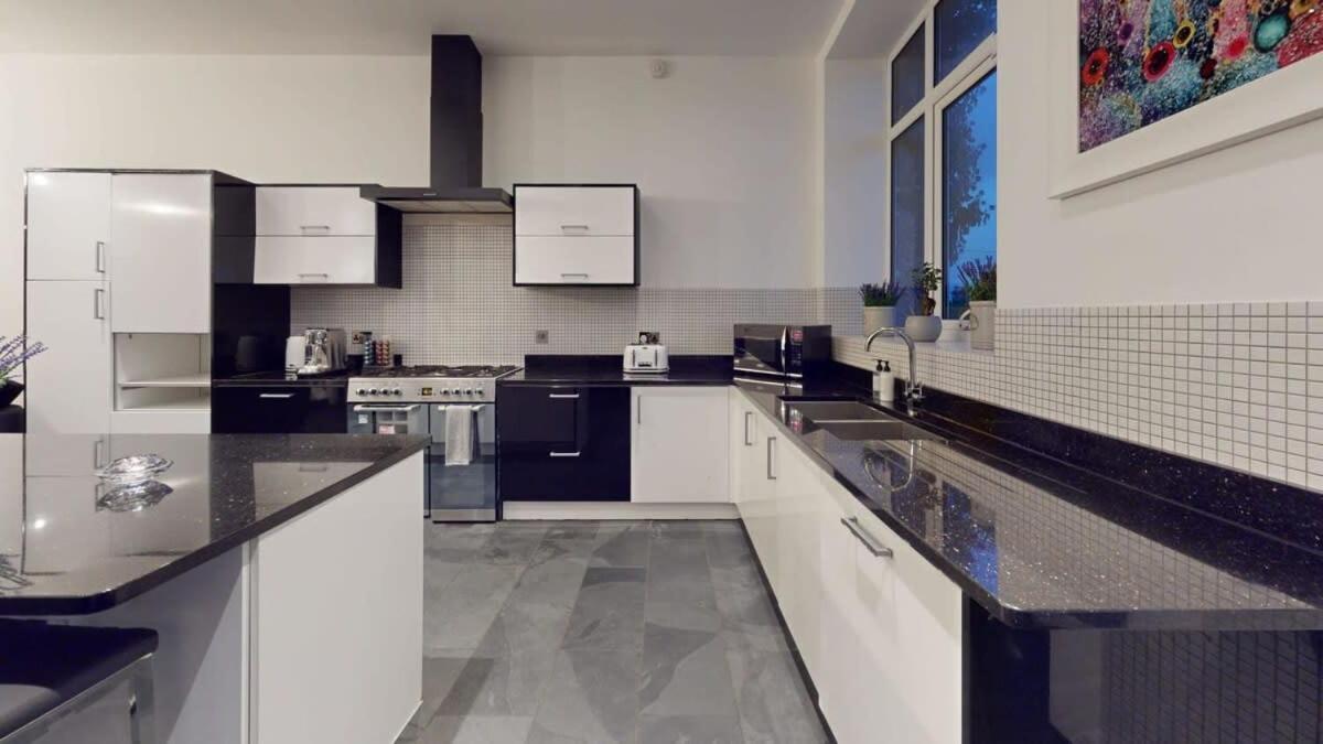 Modern Spacious 6 Bed In With Parking *