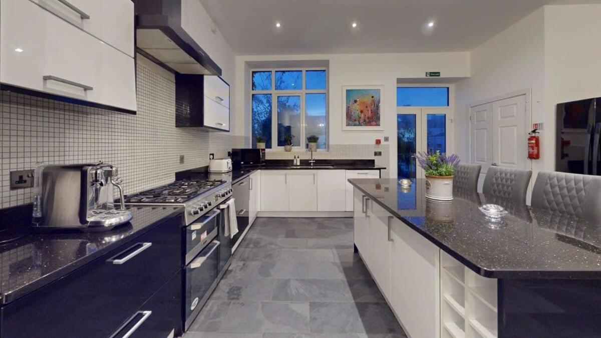 Modern Spacious 6 Bed In With Parking